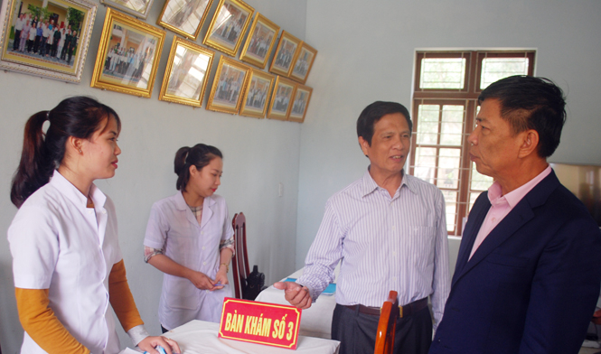Đồng chí Nguyễn Hữu Hoài, Chủ tịch UBND tỉnh thăm và kiểm tra cơ sở vừa mới xây dựng của Hội nạn nhân CDDC/DIOXIN.