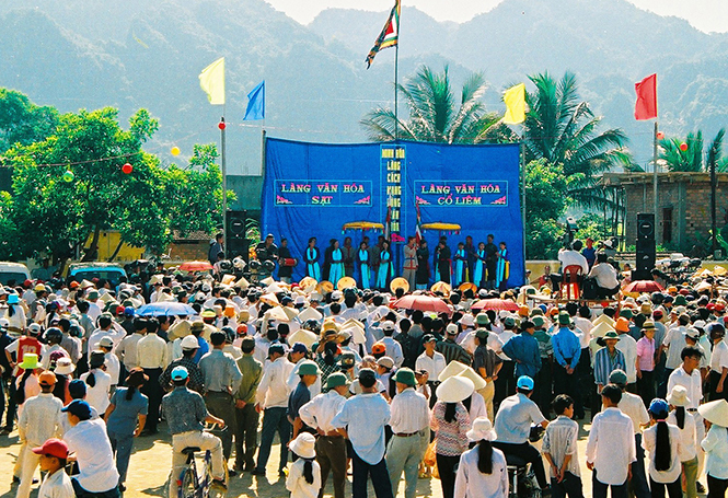 Thi hò  đối đáp giữa làng văn hóa Sạt và làng văn hóa Cổ Liêm tại Lễ hội Rằm tháng Ba Minh Hóa.