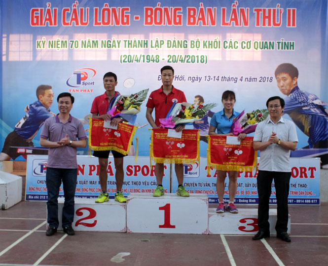 Ban tổ chức trao giải nhất, nhì, ba toàn đội cầu lông