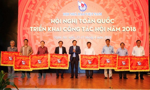 Trao cờ thi đua của Hội Nhà báo Việt Nam cho 9 tập thể xuất sắc. (Ảnh: Bích Huệ/TTXVN)