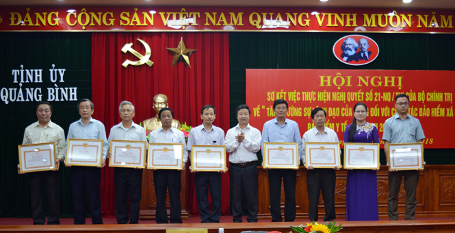 Đồng chí Cao Văn Định, Uỷ viên Ban Thường vụ Tỉnh ủy, Trưởng ban Tuyên giáo Tỉnh ủy trao bằng khen của Ban Thường vụ Tỉnh ủy cho các cá nhân.