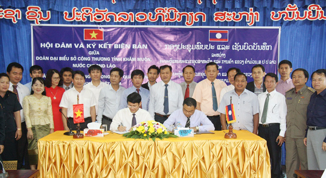 Lễ ký kết Biên bản hợp tác giữa Sở Công thương Quảng Bình và Sở Công thương Khăm Muộn.
