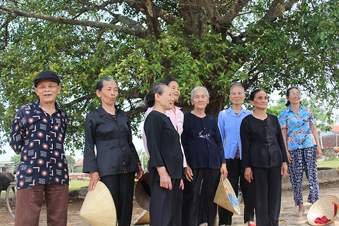 Bà Phan Thị Thuật (người thứ 3 từ bên trái sang), nguyên trung đội trưởng trung đội dân quân những năm 1967-1968, xã đội trưởng xã Hiền Ninh năm 1968 