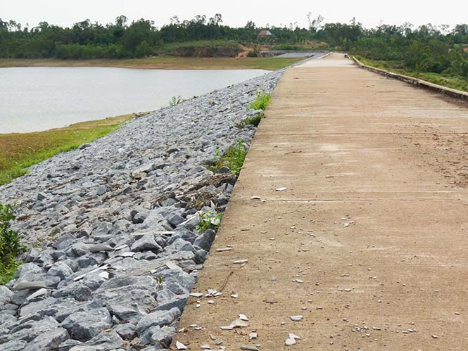 Đê Trung Thuần, xã Quảng Lưu, huyện Quảng Trạch thường xuyên được tu sửa bảo đảm an toàn trong mùa mưa lũ.