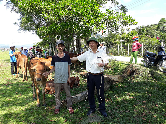   Lãnh đạo UBMTTQVN huyện Minh Hóa trao bò cho các hộ dân. 