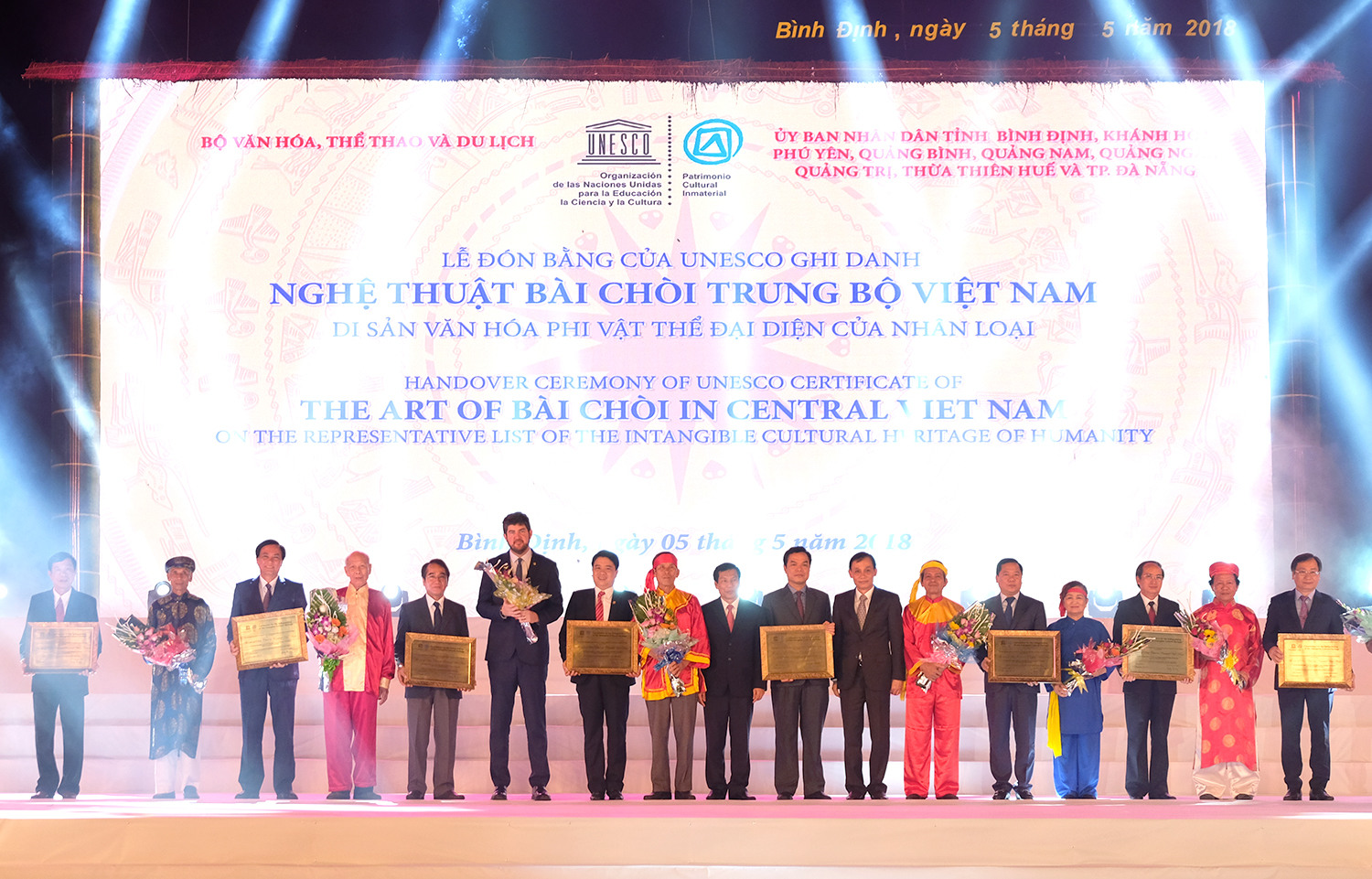  Bộ trưởng Bộ VHTT&DL Nguyễn Ngọc Thiện trao bằng chứng nhận cho đại diện 9 tỉnh, thành phố miền trung. Ảnh: VGP/Quang Hiếu