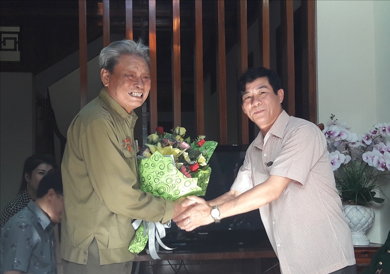 Ông Hoàng Văn Tâm, Phó Bí thư Thường trực Thành ủy Đồng Hới tặng quà CCB Lê Tiến Lược ở phường Đồng Mỹ