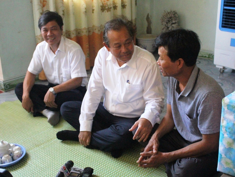 Đồng chí Phó Thủ tướng Thường trực Chính phủ Trương Hoà Bình  chuyện trò với người dân xã Quang Phú (thành phố Đồng Hới)