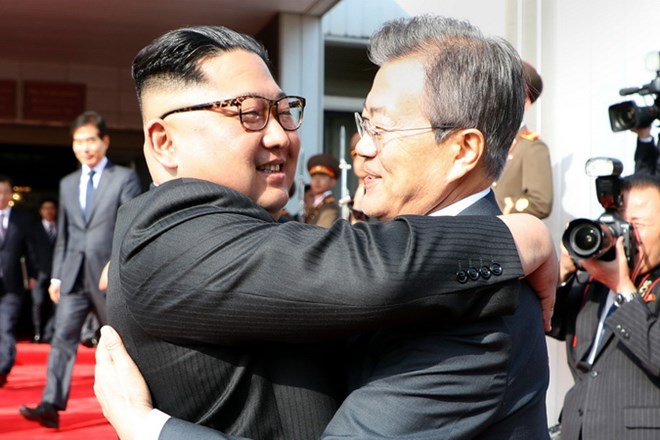 Tổng thống Hàn Quốc Moon Jae-in (phải) và nhà lãnh đạo Triều Tiên Kim Jong-un trong cuộc gặp bất ngờ tại làng đình chiến Panmunjom ngày 26-5. (Nguồn: AFP/TTXVN)