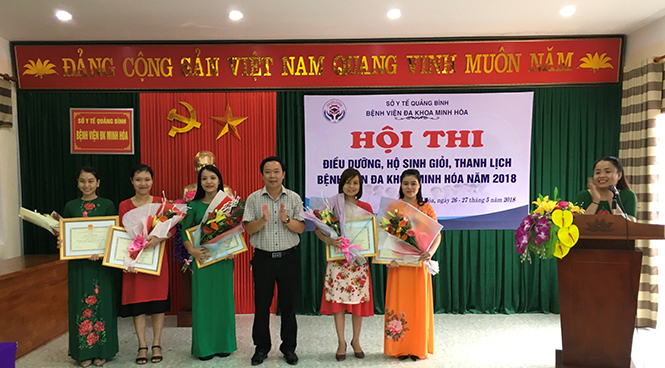 Ban tổ chức trao giải cho các tập thể, cá nhân đạt giải cao tại hội thi