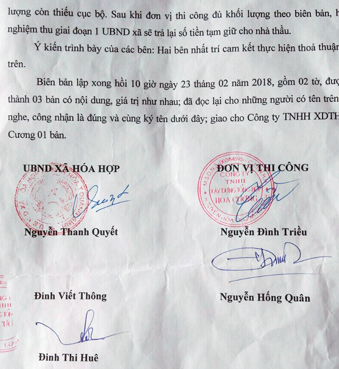 Biên bản thỏa thuận thực hiện hợp đồng do UBND xã Hóa Hợp xác lập vào ngày 23-2-2018 có nội dung ghi rõ là đơn vị thi công phải nộp lại số tiền 100 triệu đồng để đảm bảo các khối lượng còn thiếu cục bộ