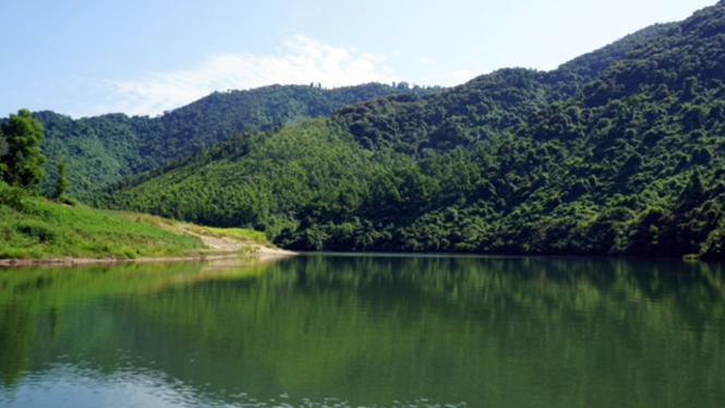Dòng Long Đại trong xanh, uốn lượn qua những thác ghềnh, làng mạc.