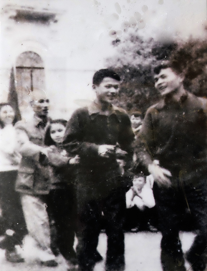 Ông Nguyễn Văn Bá (người đứng bìa phải) múa hát với Bác Hồ tại Phủ Chủ tịch.