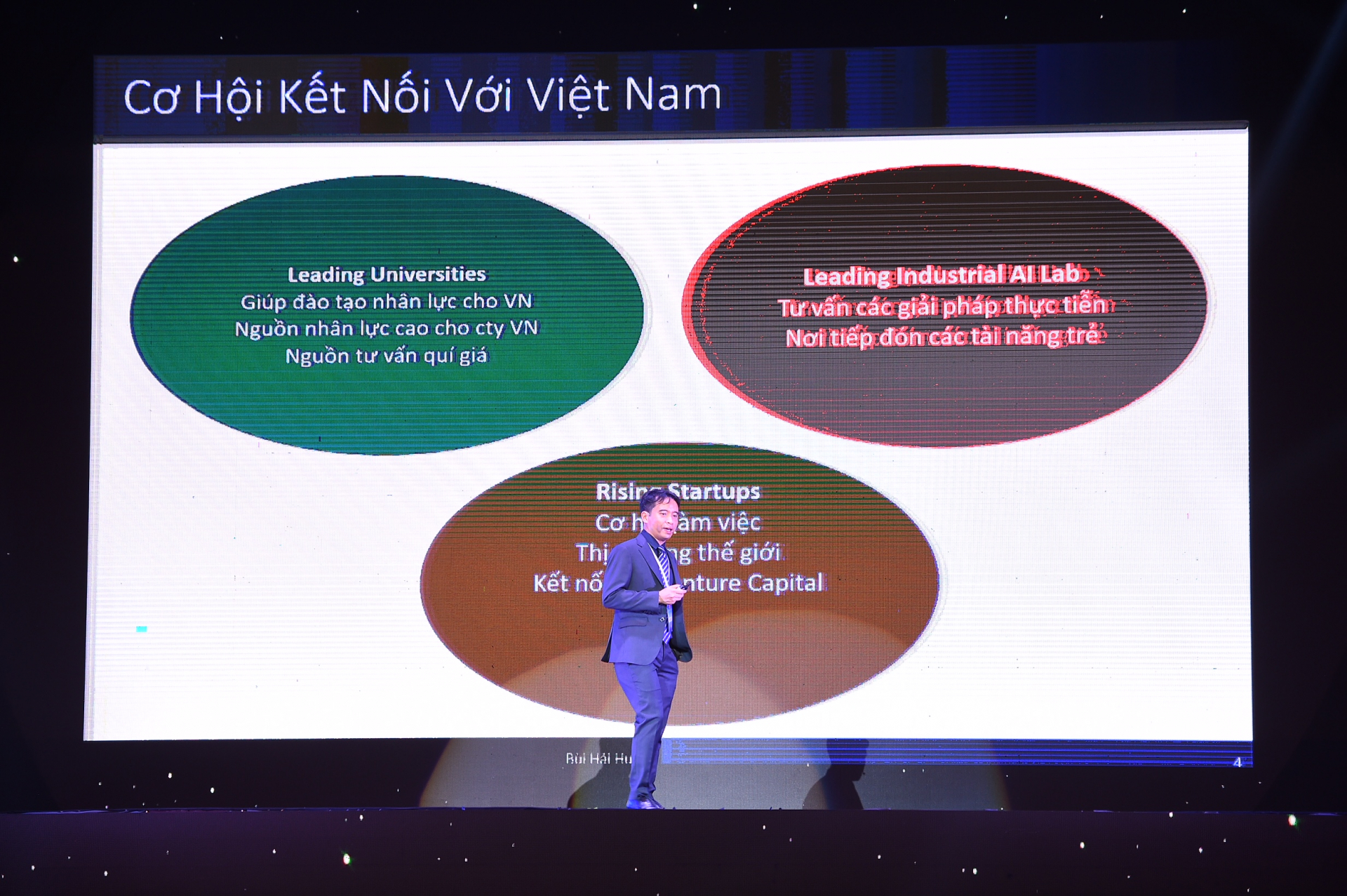  TS Bùi Hải Hưng - nhà nghiên cứu của Google Deepmind, phát biểu tại buổi lễ. - Ảnh: VGP/Nhật Bắc