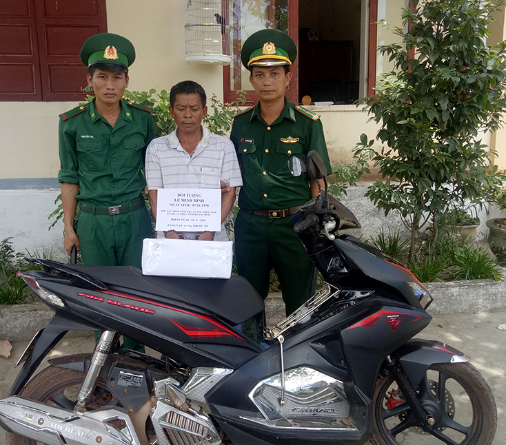 Đối tượng Lê Minh Đình cùng tang vật 4,5 kg thuốc nổ.