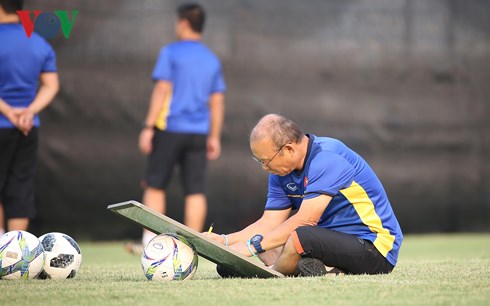 Thầy Park hăng say làm việc tìm cách đánh bại Olympic Bahrain (Ảnh: Ngọc Duy).