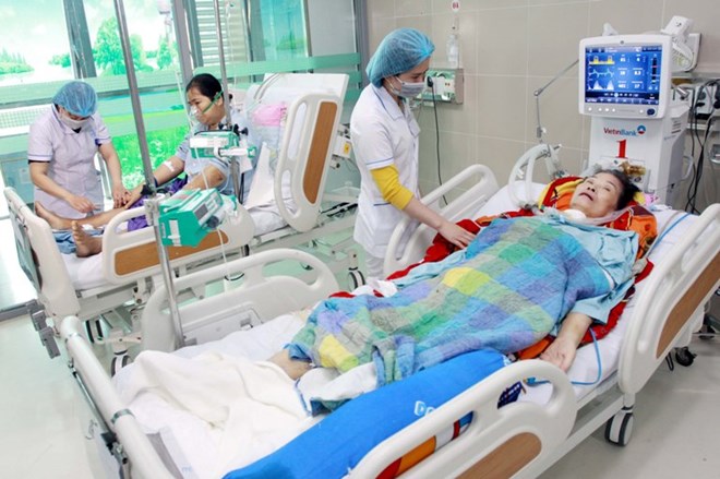 Bác sỹ điều trị cho các bệnh nhân. (Ảnh: Thế Duyệt/TTXVN)