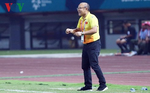 Trên sân tập hay sân đấu thầy Park đều có những cách để truyền lửa cho các học trò (Ảnh: Ngọc Duy).