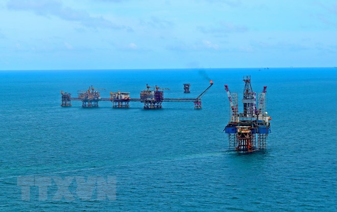 Các giàn khoan tại mỏ Bạch Hổ do Xí nghiệp Khai thác dầu khí quản lý. (Ảnh: Huy Hùng/TTXVN)