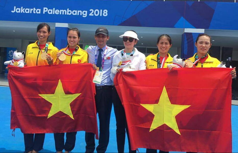 VĐV Lường Thị Thảo (ngoài cùng bên phải) cùng đồng đội đã giành tấm HCV đầu tiên cho đoàn Việt Nam tại ASIAD 18.
