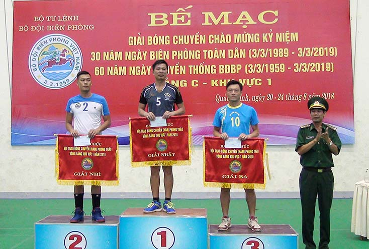 Ban tổ chức trao thưởng cho các đội đoạt giải