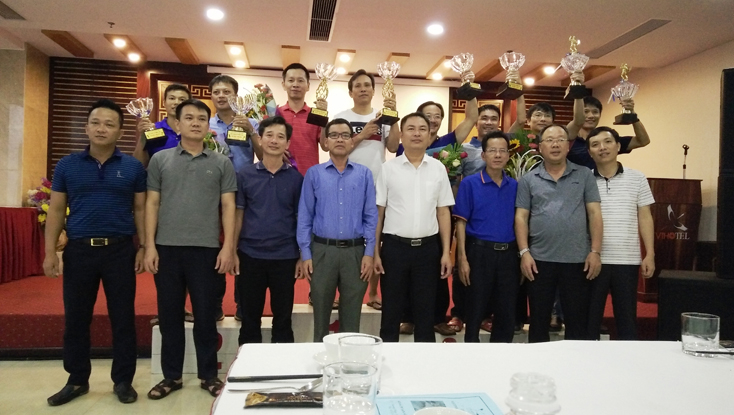 Các đội lên nhận giải sau hai ngày giao lưu Giả quần vợt sôi nổi