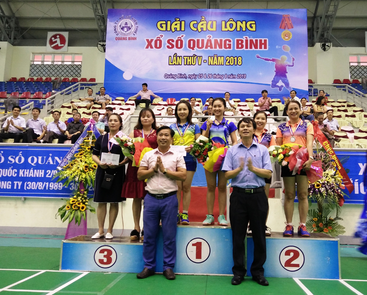 Ban tổ chức trao giải Nhất, nhì, ba cho nội dung đôi nữ tại giải cầu lông thường niên của Công ty TNHH MTV XSKT Quảng Bình