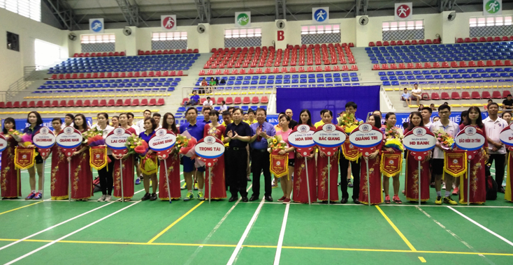 Trao cờ lưu niệm cho các đơn vị tham gia giải