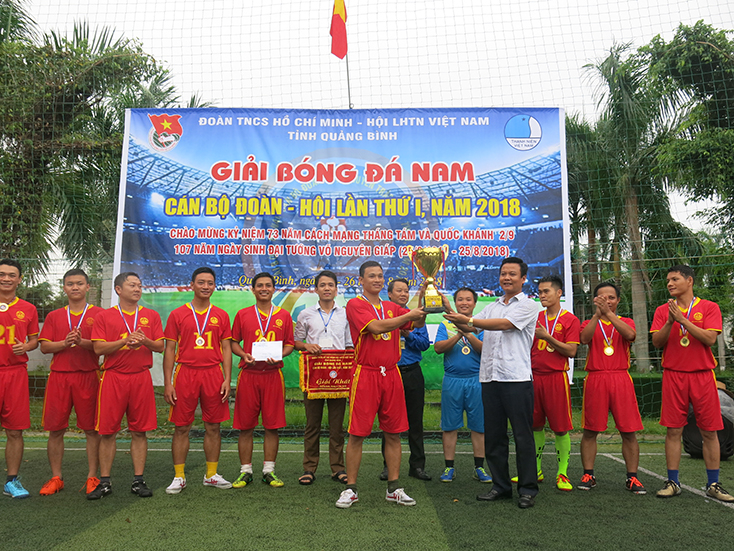 Ban tổ chức trao giải nhất cho đơn vị Đoàn Bộ chỉ huy Bộ đội Biên phòng tỉnh