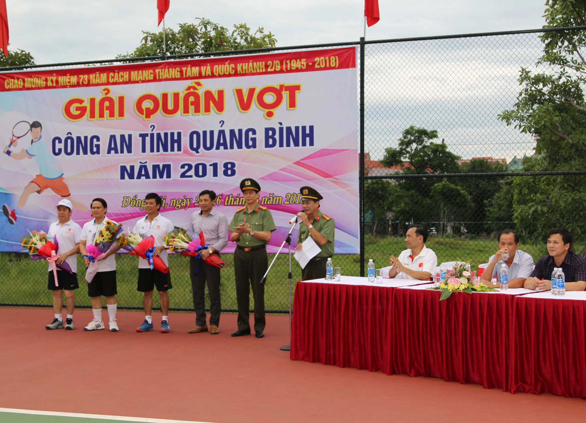 Tặng hoa cho các vận động viên tiêu biểu và nhà tài trợ