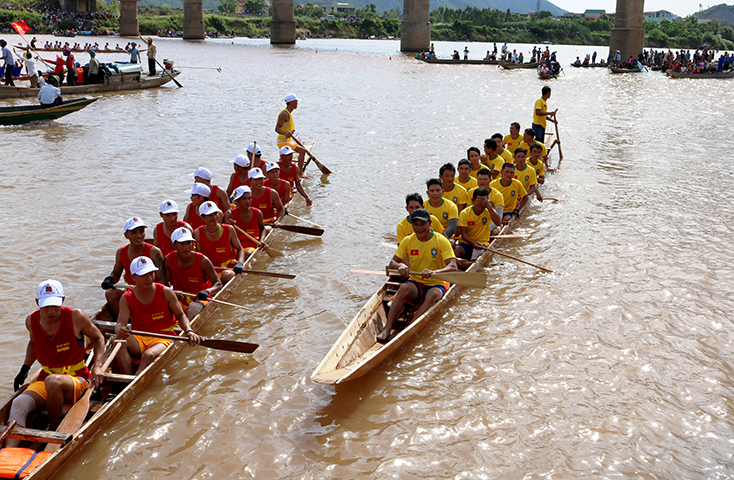 Các đội đua thuyền tham gia với quyết tâm cao và tinh thần thể thao cao thượng.