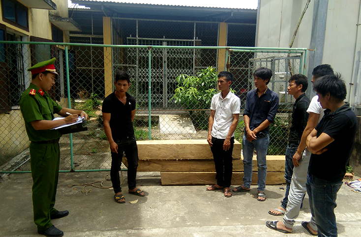 Các đối tượng cùng tang vật tại Cơ quan Cảnh sát điều tra Công an huyện Bố Trạch.