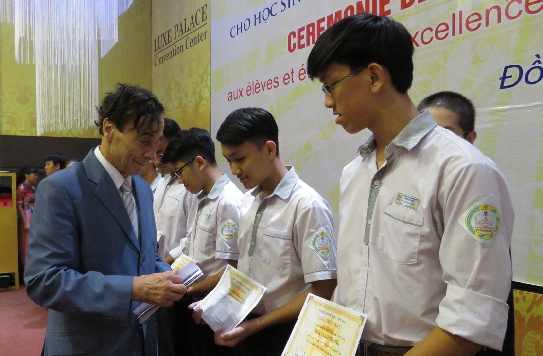 Giáo sư Odon Vallet  trao học bổng cho học sinh Trường THPT chuyên Võ Nguyên Giáp.