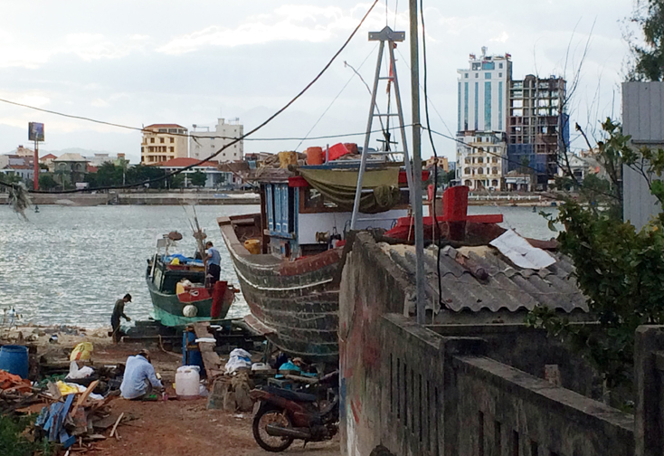 Một chiếc tàu đánh cá đang được sơn lại tại cơ sở này.     