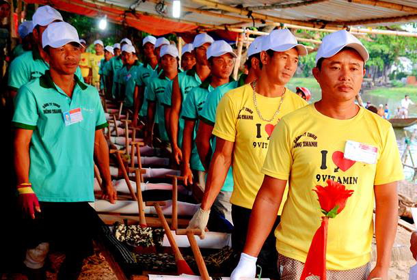  Một đội đò bơi đang cho đò bơi hạ thủy để tập luyện