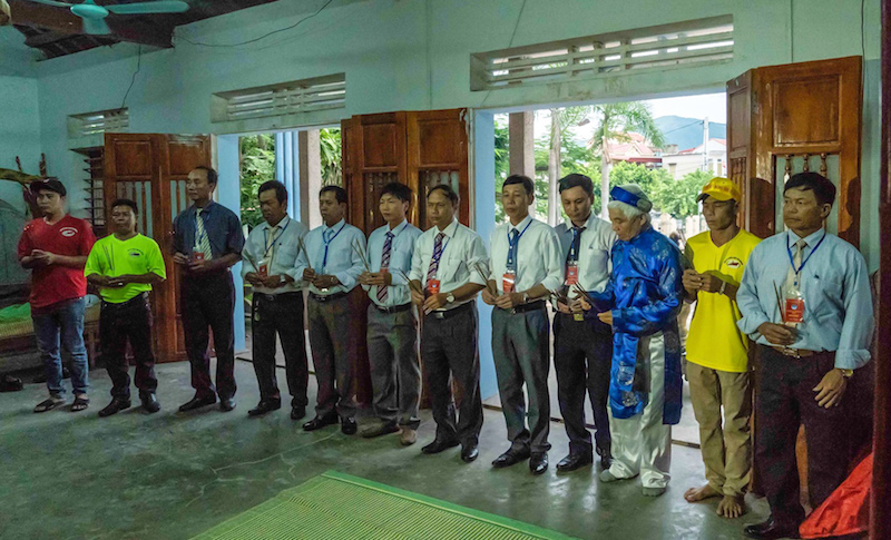 Các cụ cao niên và cán bộ địa phương dâng hương tại Đình thờ Tổ