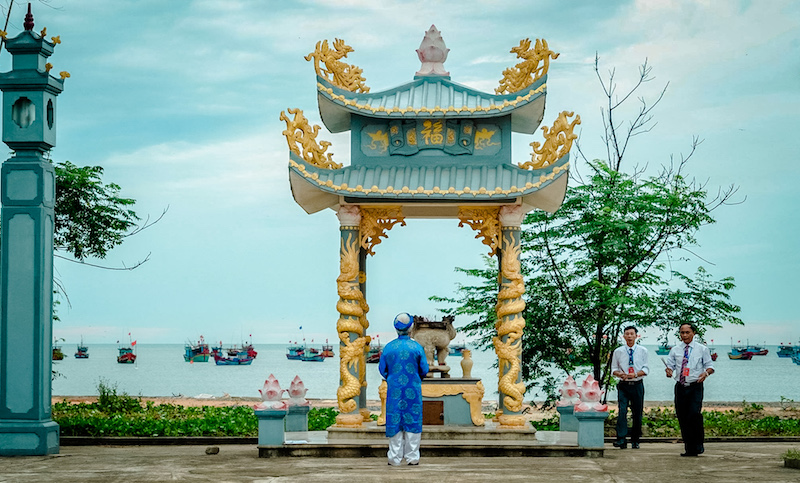Dâng hương tại Ngư Linh miếu trước giờ xuất phát