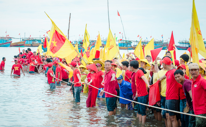 Tưng bừng màu cờ sắc áo