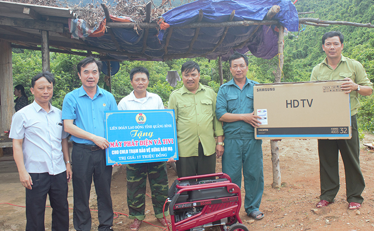 Lãnh đạo LĐLĐ tỉnh trao quà động viên tinh thần người lao động
