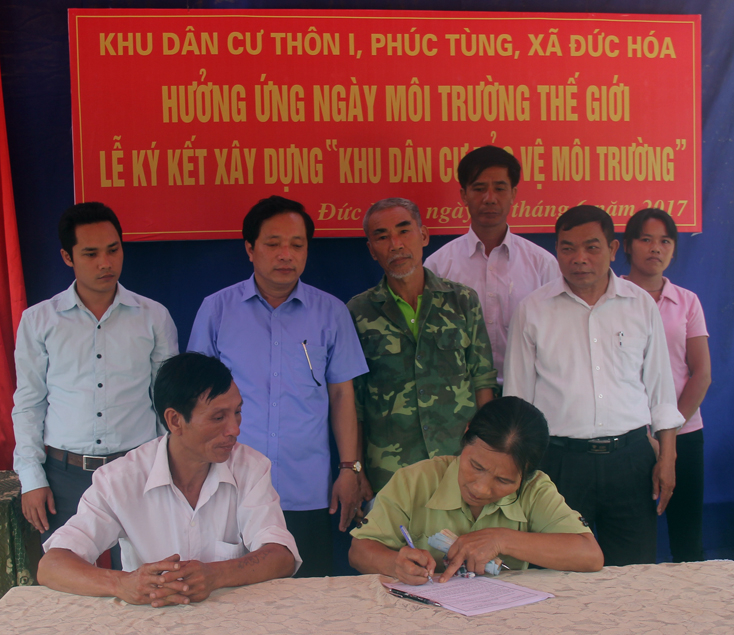 Ký kết xây dựng mô hình “Khu dân cư bảo vệ môi trường” tại thôn 1 Phúc Tùng, xã Đức Hóa, Tuyên Hóa.