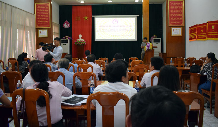 Tập huấn nghiệp vụ cho chủ tịch UBND các xã, phường là thành viên ban đại diện HĐQT NHCSXH thành phố và cán bộ Ban giảm nghèo cấp xã năm 2018.