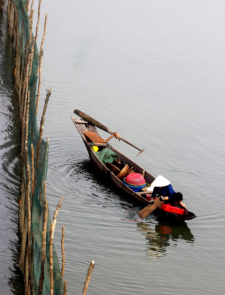 Bên sông