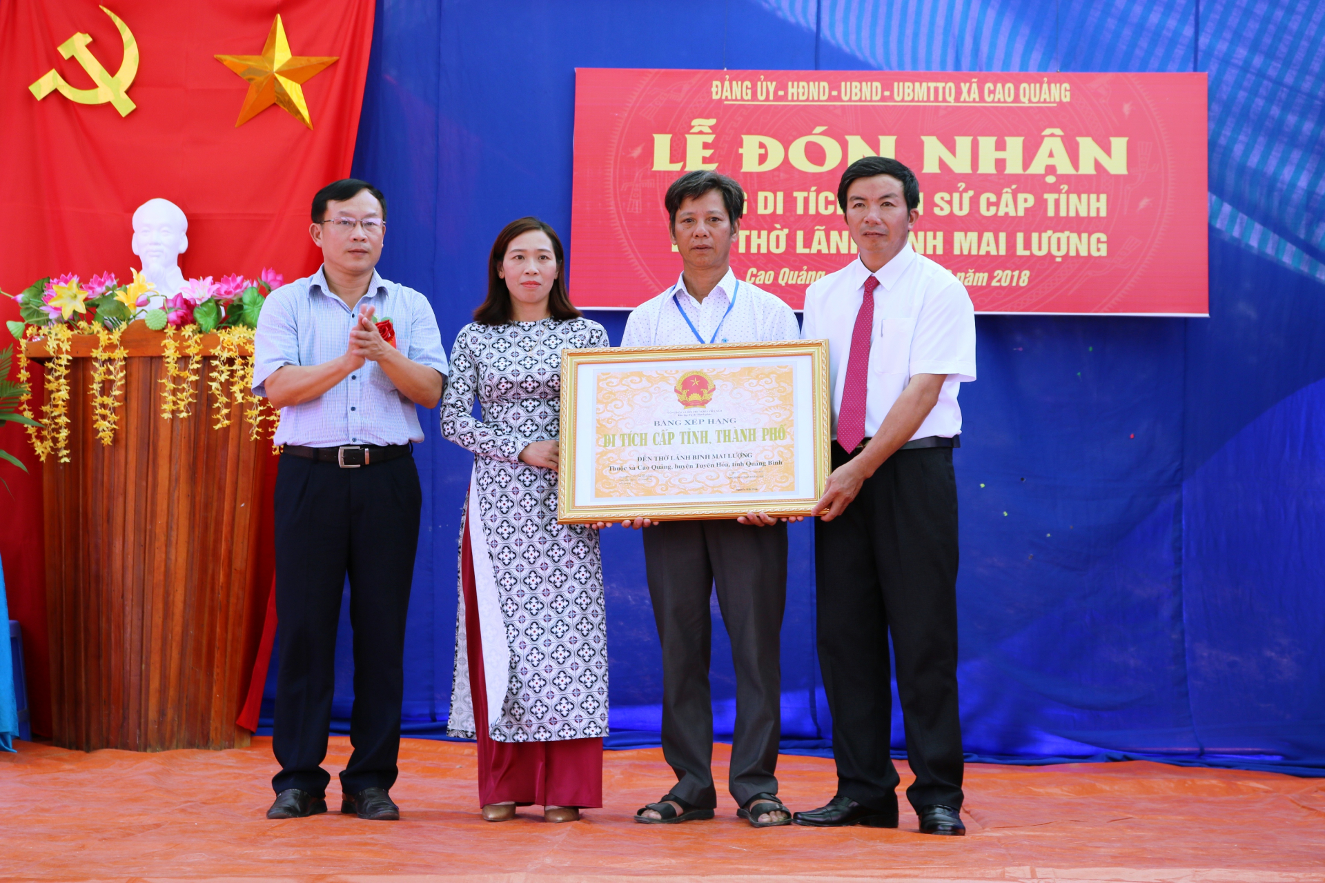 Trao bằng công nhận Di tích lịch sử cấp tỉnh đền thờ lãnh binh Mai Lương cho UBND xã Cao Quảng, Tuyên Hóa.