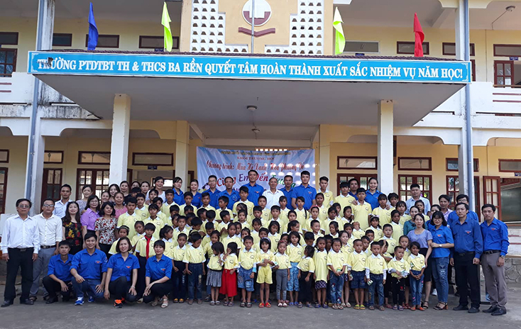 Các thành viên trong đoàn chụp ảnh lưu niệm với thầy và trò Trường phổ thông dân tộc bán trú tiểu học và THCS Ba Rền