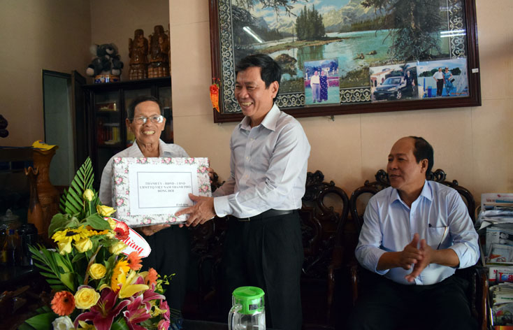  Đồng chí Lê Văn Phúc, Bí thư Thành ủy Đồng Hới thăm, tặng quà Anh hùng Lực lượng vũ trang Nguyễn Tri Phương, ở tổ dân phố 1, phường Đồng Phú