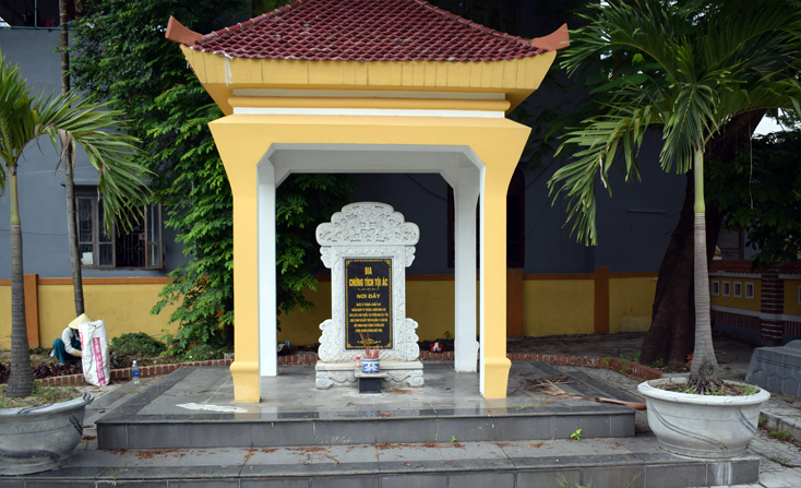 Đảng bộ và nhân dân phường Đồng Phú dựng Bia chứng tích tội ác của thực dân Pháp.