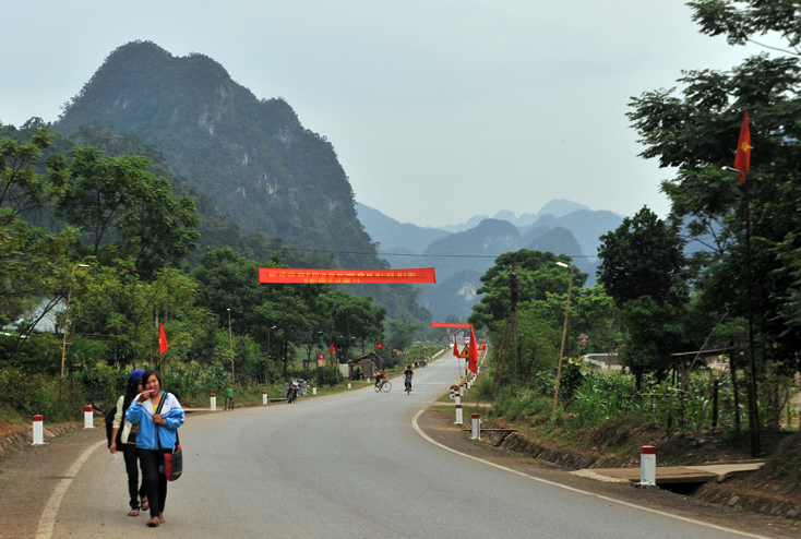 Những ngày này trên những con đường, thôn xóm ở Trung Hóa đều rực rỡ cờ, biểu ngữ.