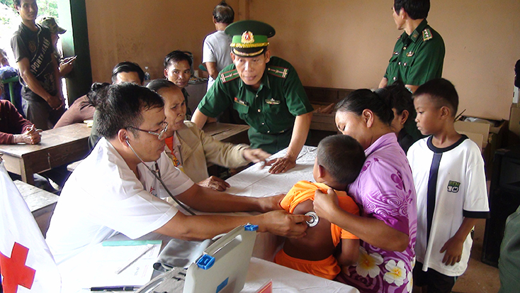 Khám bệnh cho nhân dân bản Noong Bua. 