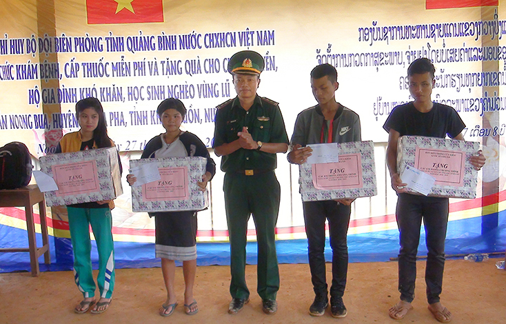 Tặng quà cho học sinh trong chương trình “Nâng bước em đến trường”
