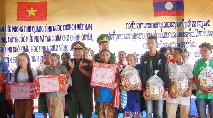 Thượng tá Đinh Xuân Hùng – Phó Chính ủy BĐBP Quảng Bình và Đại tá Khăm Pha Tang Xa Dụt – Chỉ huy trưởng Bộ chỉ huy Quân sự tỉnh Khăm Muộn tặng quà cho các hộ dân có hoàn cảnh khó khăn.